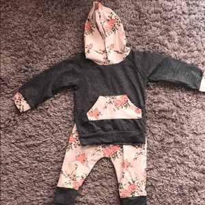 Floral sweatsuit, 6-12 months.